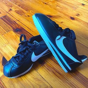 NIKE 5.5 sports sneaker | running golf tennis shoe | black and white cleat